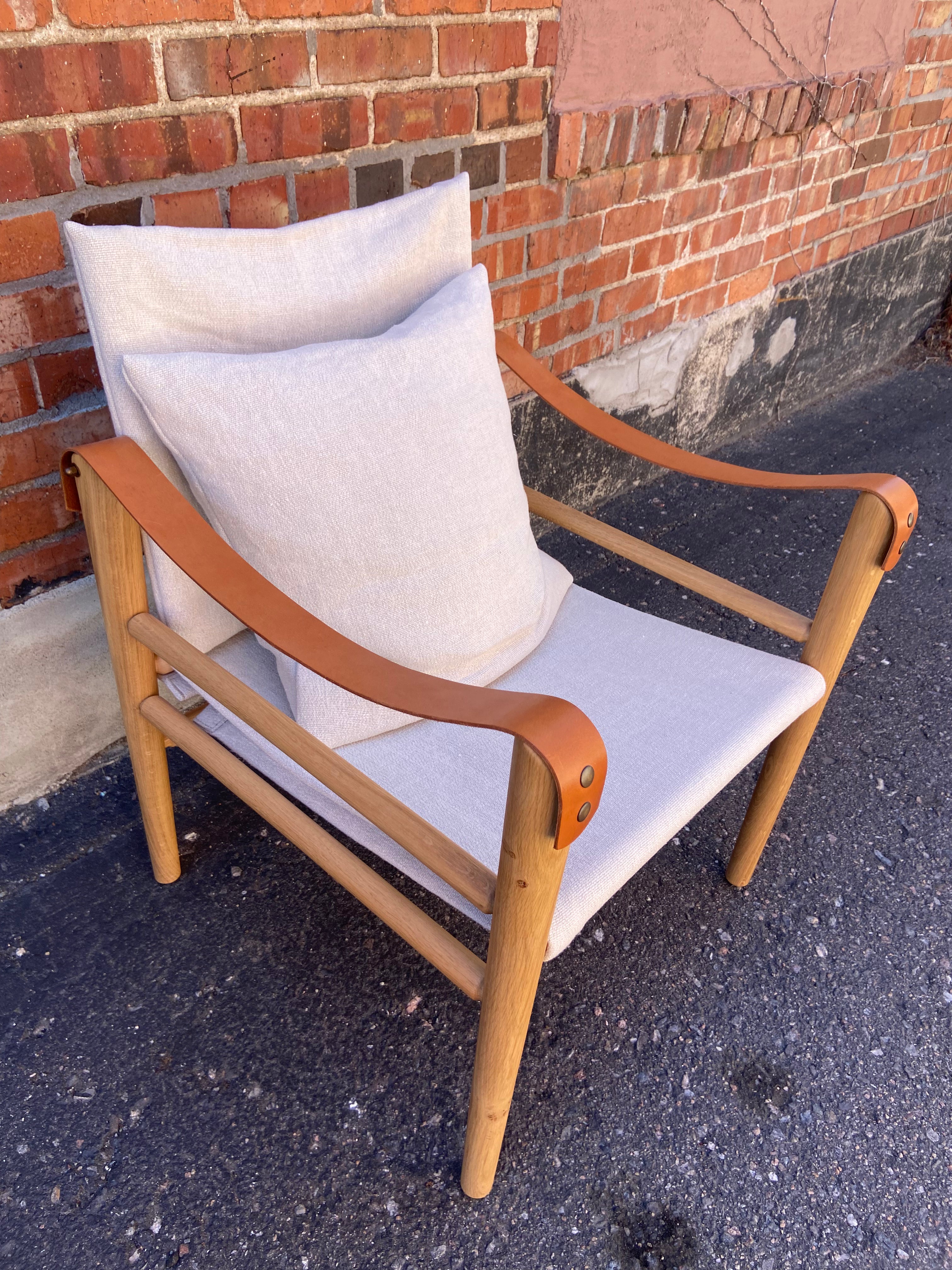Oak Safari Armchair Comfort Ibiza Fabric/Armstrap Miel with Cushion