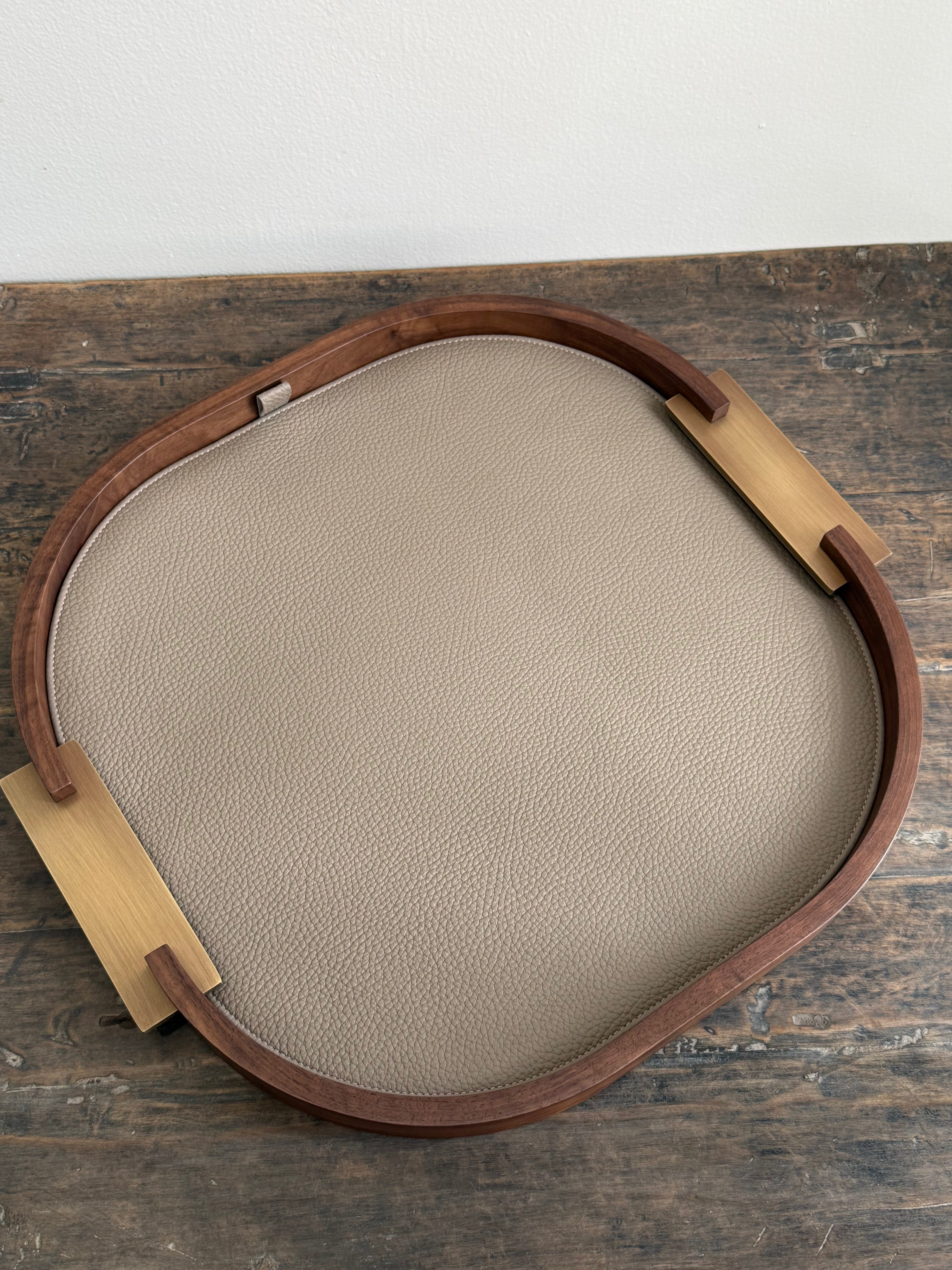 DAMA ROUNDED WALNUT AND LEATHER TRAY, SMALL