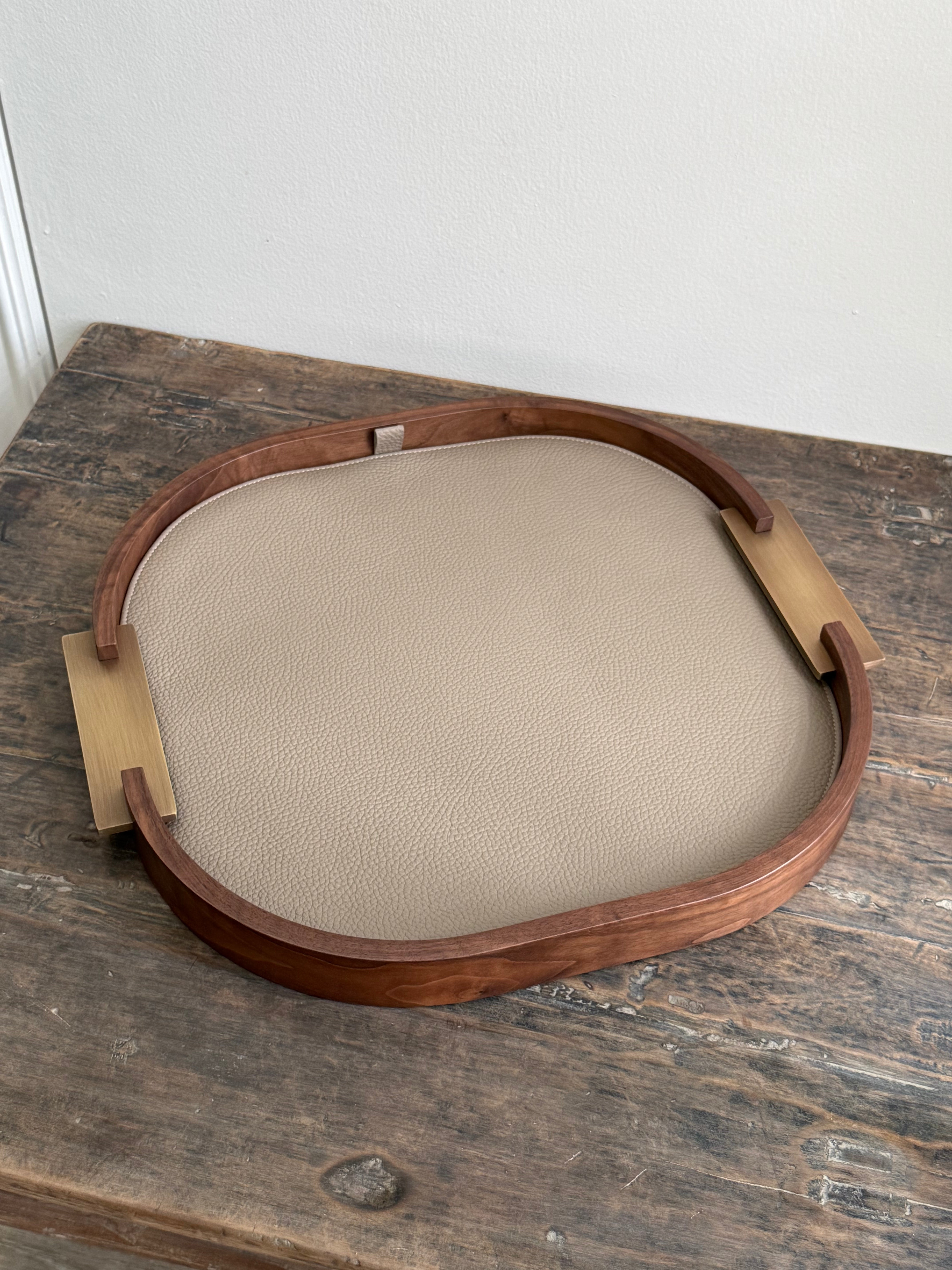 DAMA ROUNDED WALNUT AND LEATHER TRAY, SMALL
